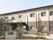 ２階建ての建物は日当たり良好で屋外階段が設置され、フロアにより外壁の色が異なる。