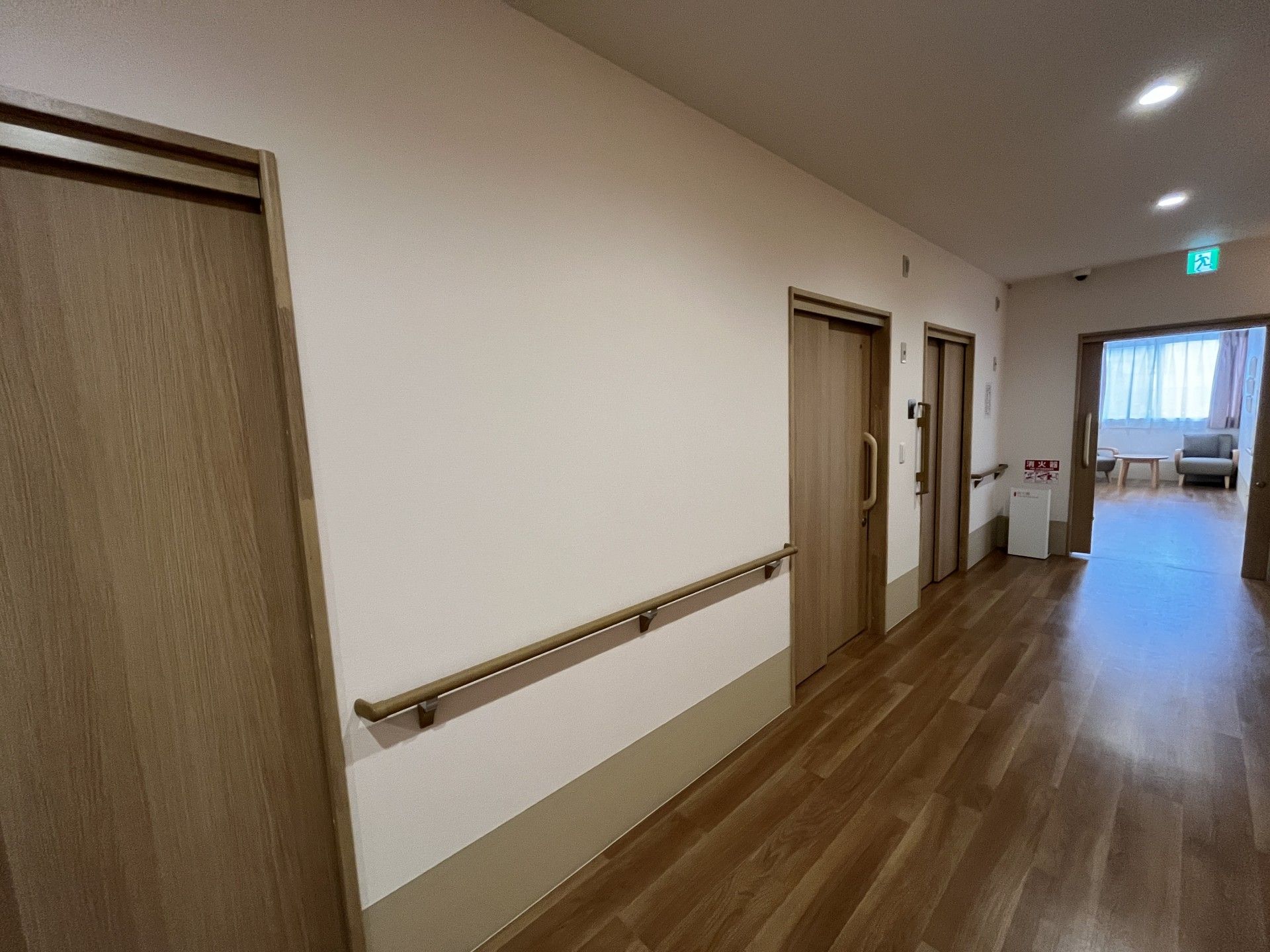 明るく広々とした廊下