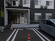 外観と入口が見える施設の建物