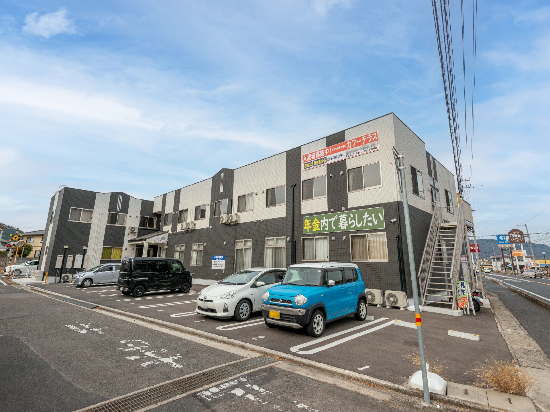 エル字型で２階建ての建物