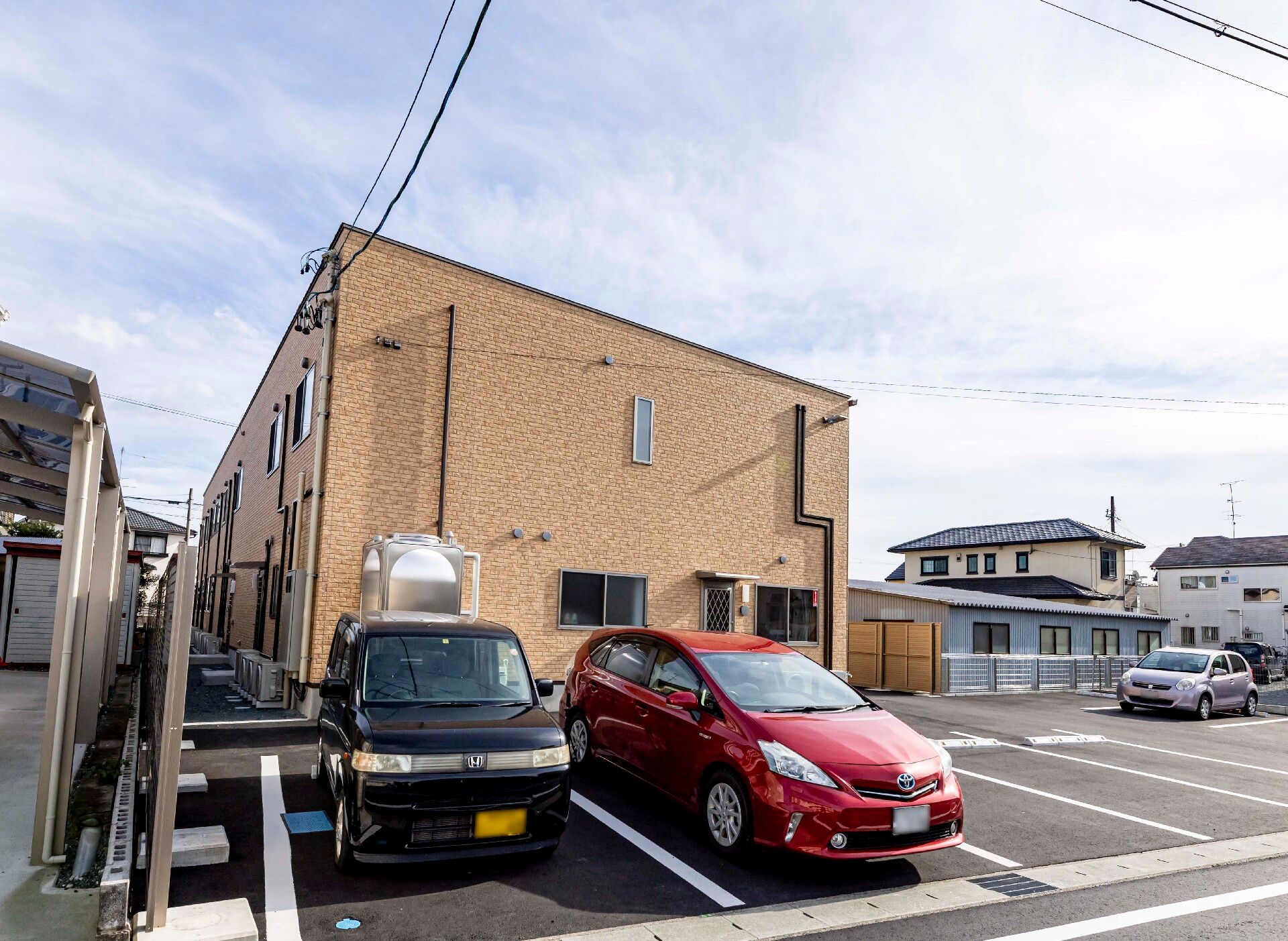 車が停まっている様子の外観