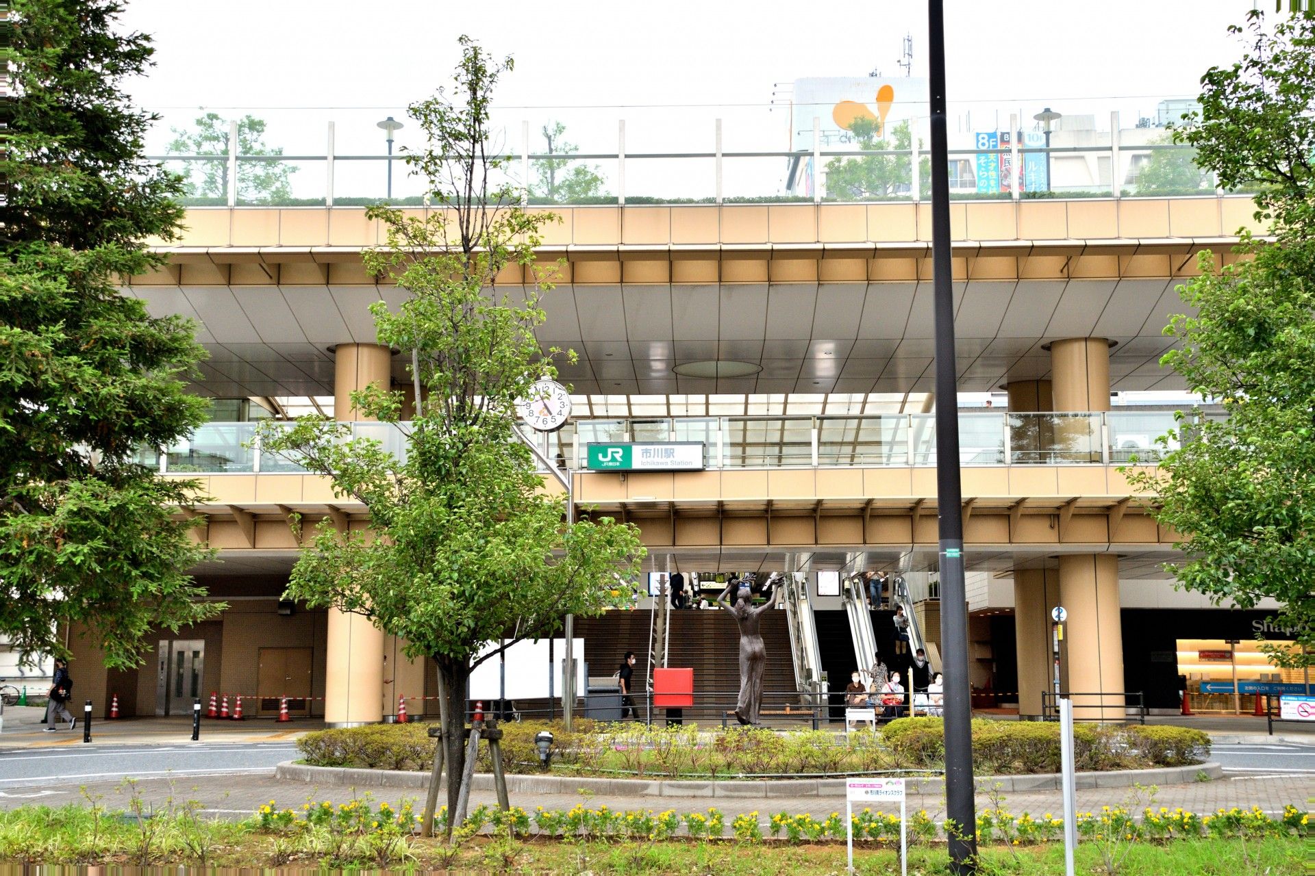 施設の近所には川原があり、気軽に外出して健康づくりや体力維持のため歩くことができる環境である。日向ぼっこをして気分転換にもなる。