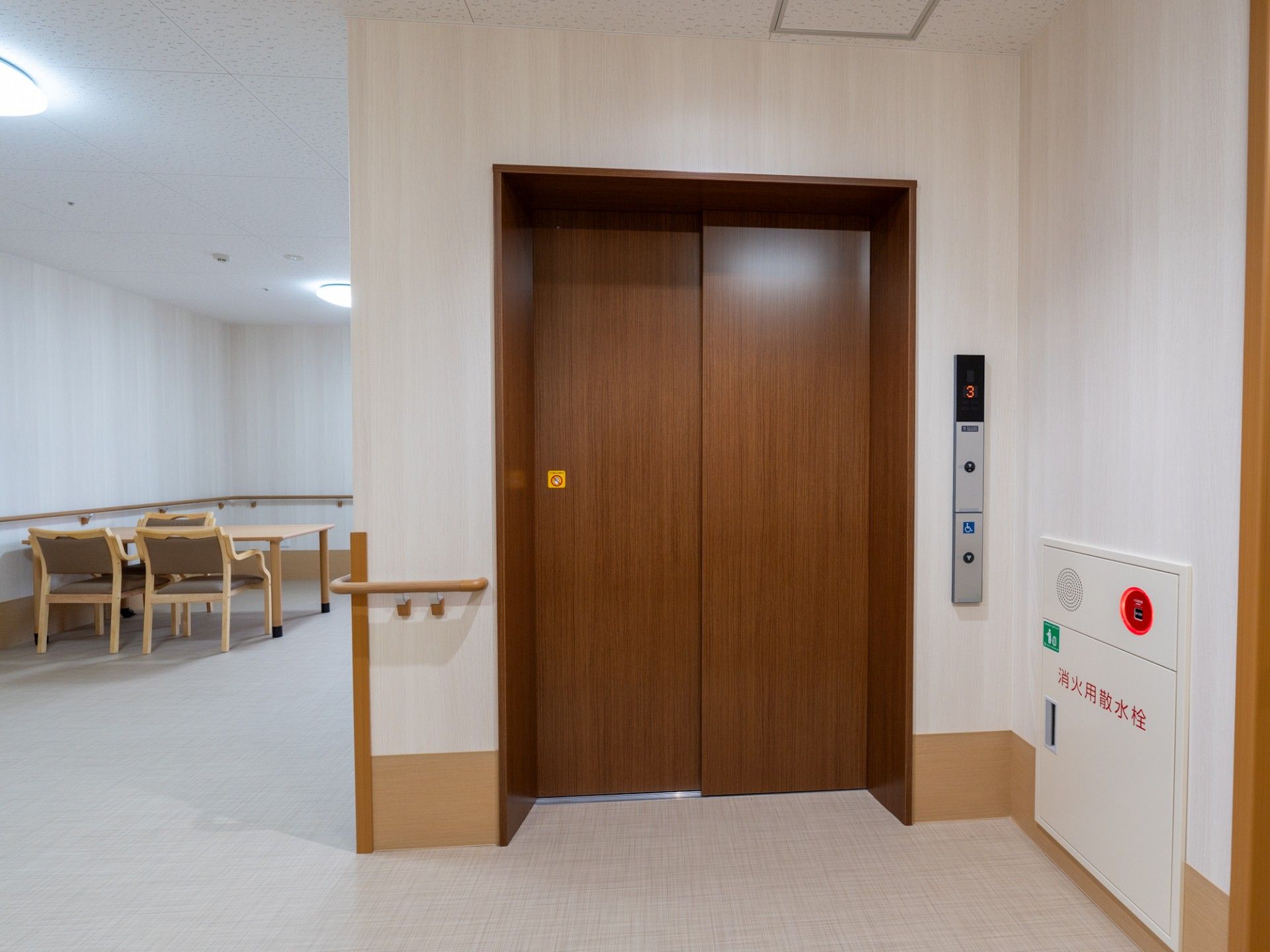 明るく清潔なエレベーターホール