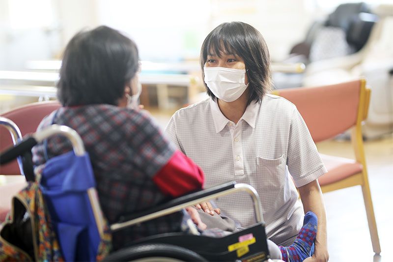 笑顔で会話するスタッフ