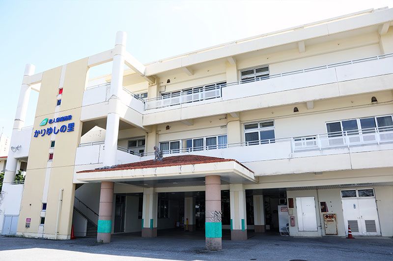 明るい外観の建物入口