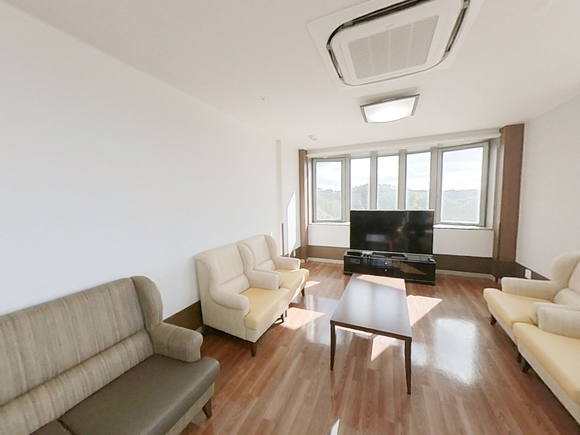 カーテンが付いた部屋にはクローゼットや鏡が付いた洗面所も設置されている。