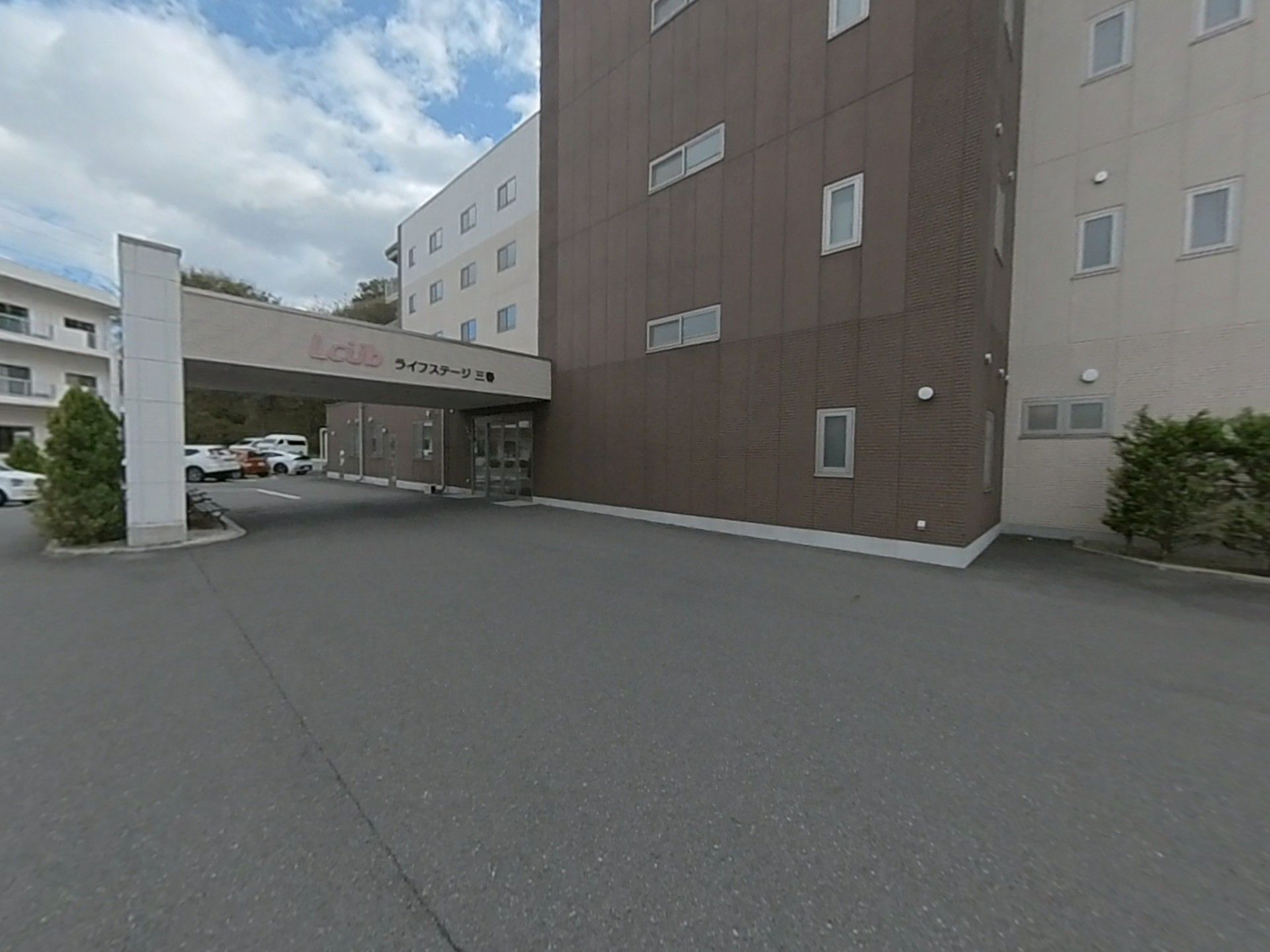 快適な施設のエントランス