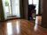 レースカーテンとカーテンが付いた大きな窓があるフローリングの部屋が二間続きとなっていて、エアコンもある。