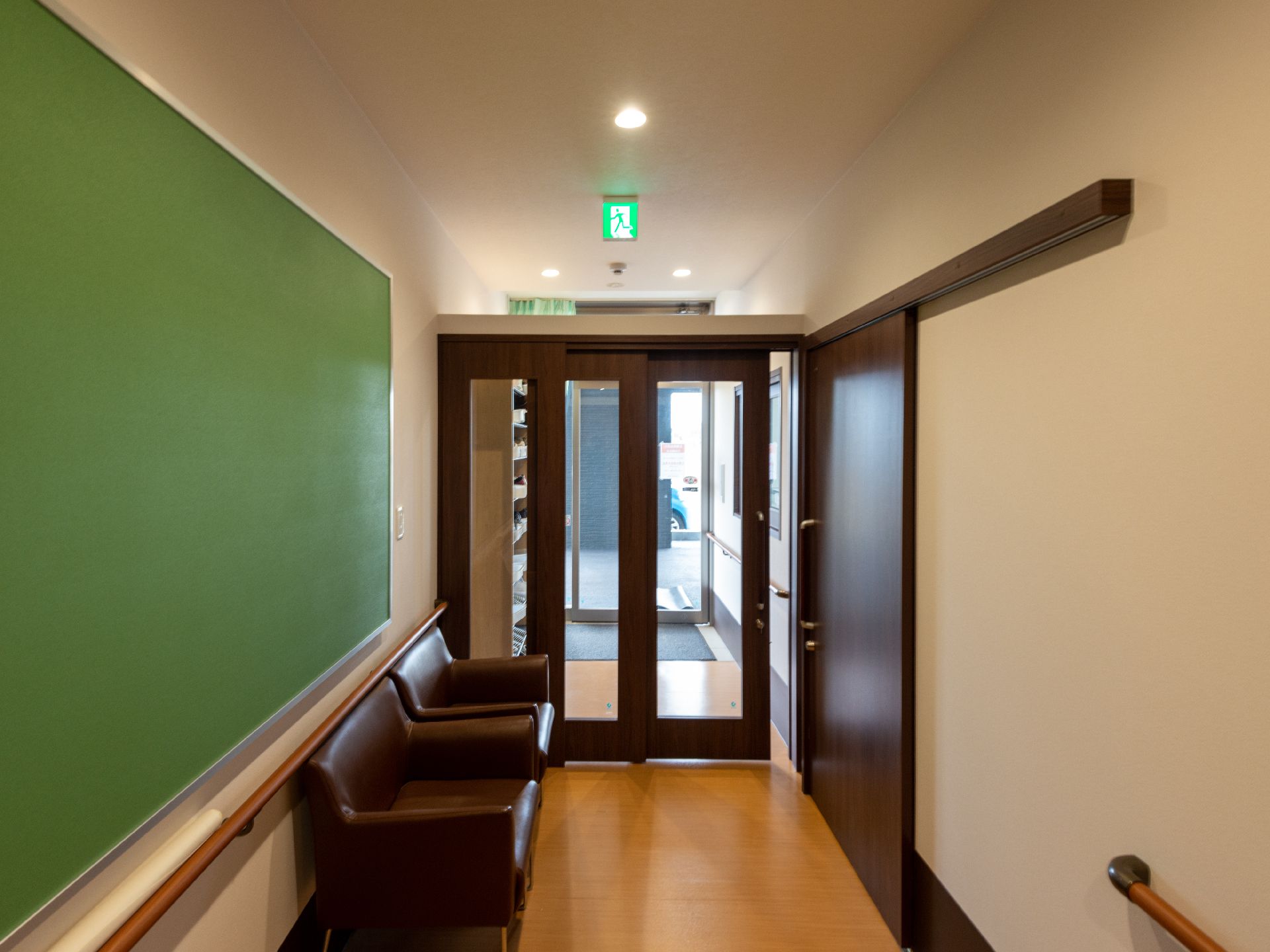 手すりが設置されている廊下