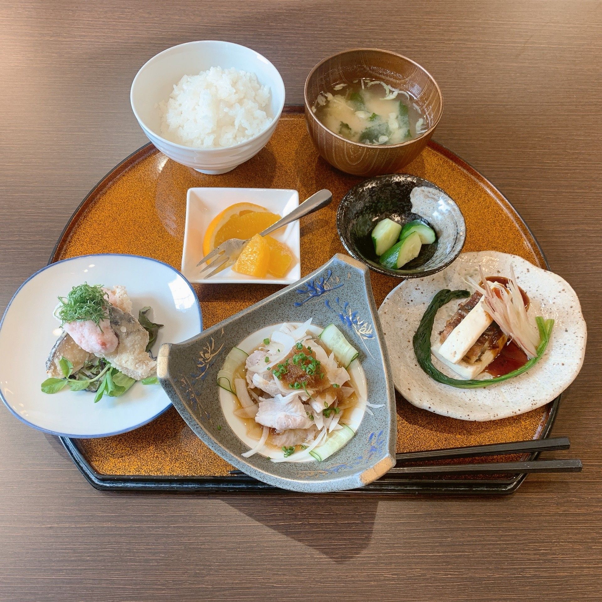 魚や野菜のおかずとご飯と味噌汁のセット