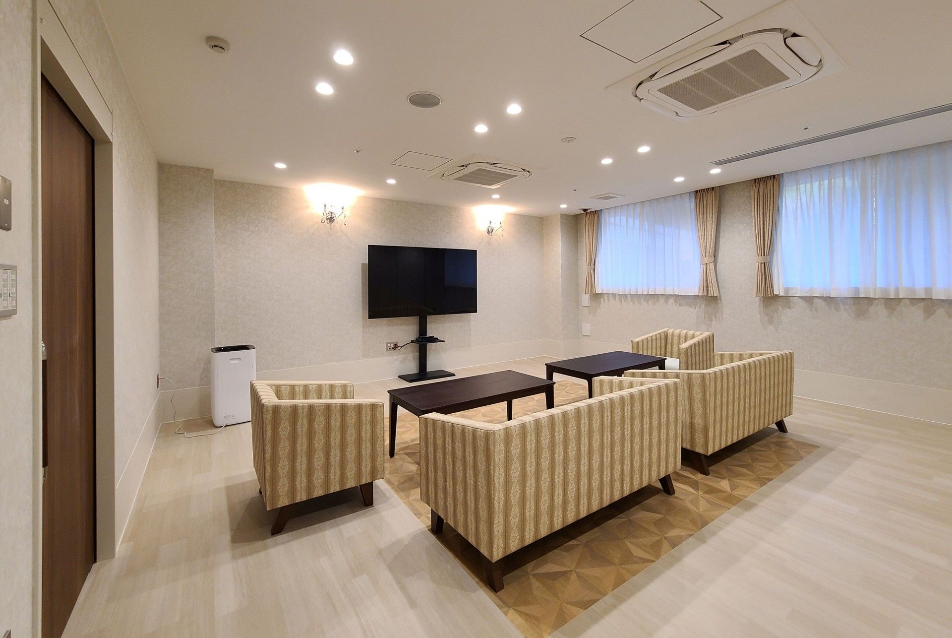 テレビとソファーが設置されたカルチャーサロン