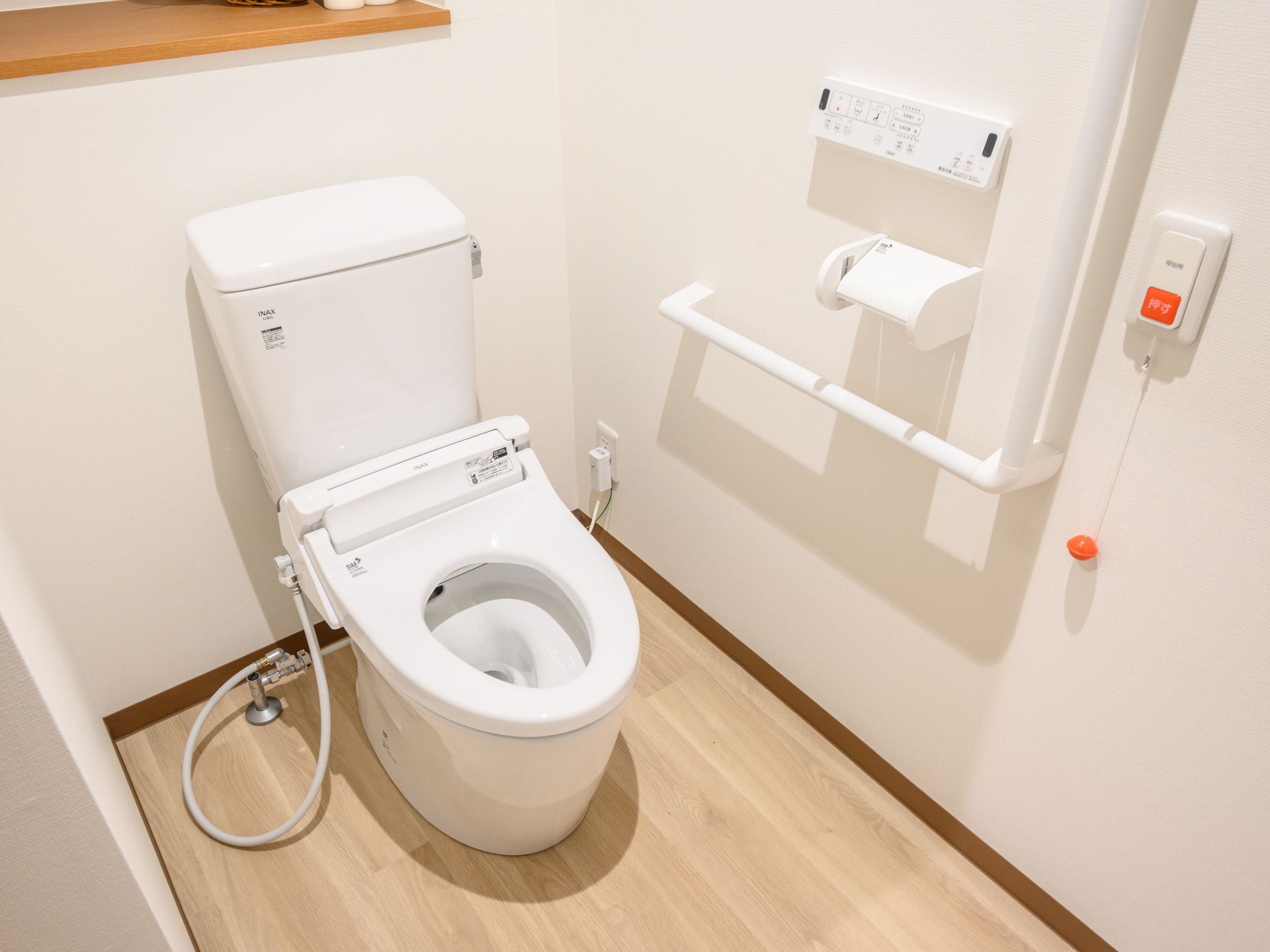 呼び出しボタンが設置されたトイレ