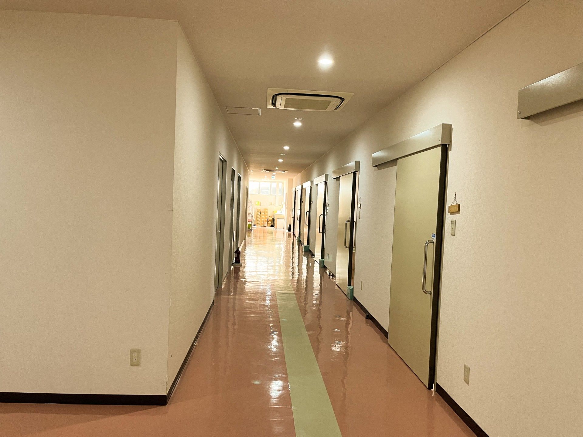 廊下の明るく清潔な居住空間
