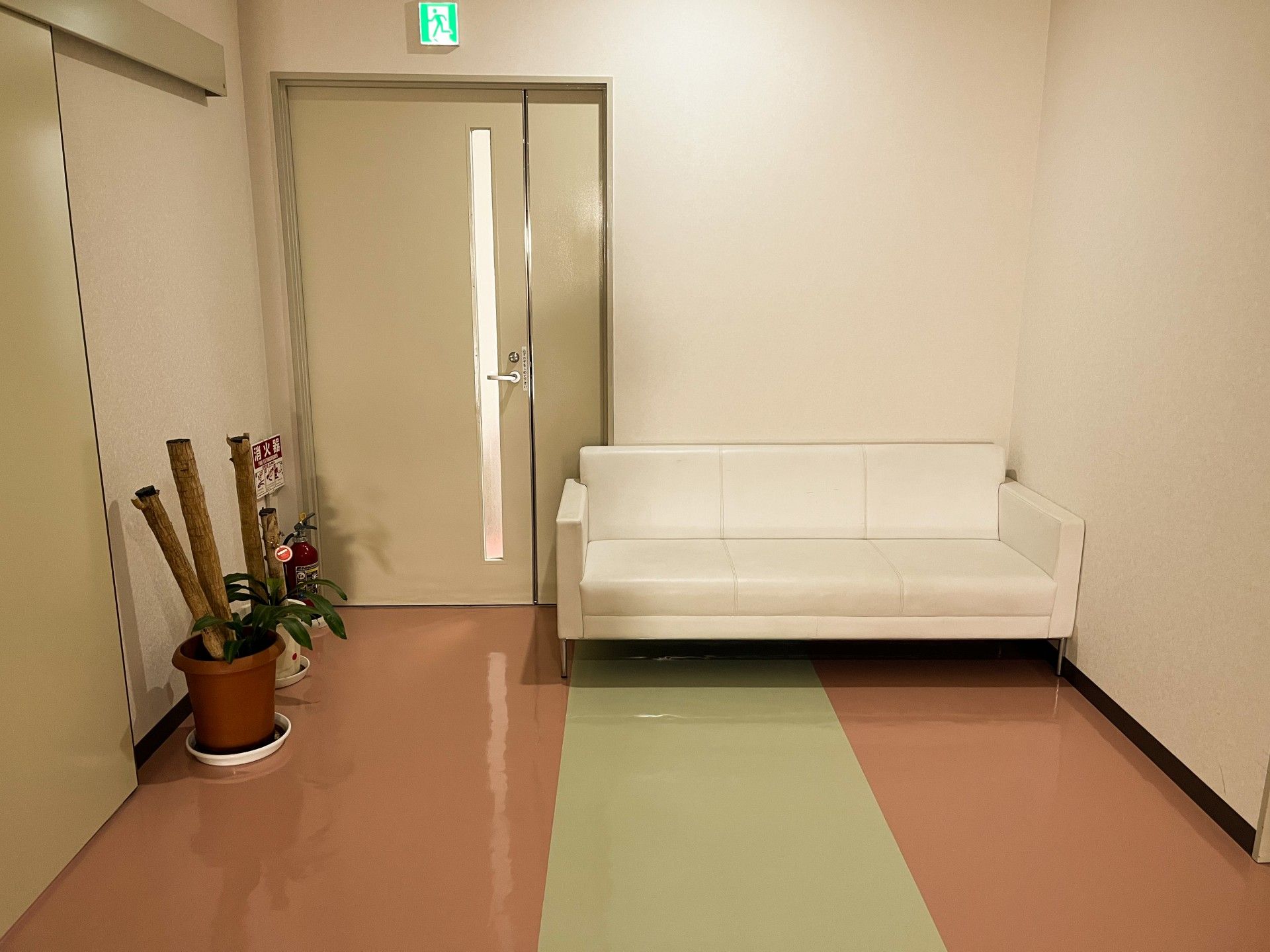 廊下にある白いソファ