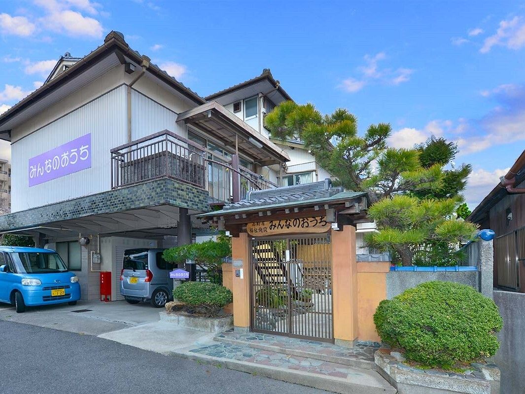 屋外階段が設置されている２階建ての建物は日当たり良好で日本庭園や瓦屋根が付いた門もある。