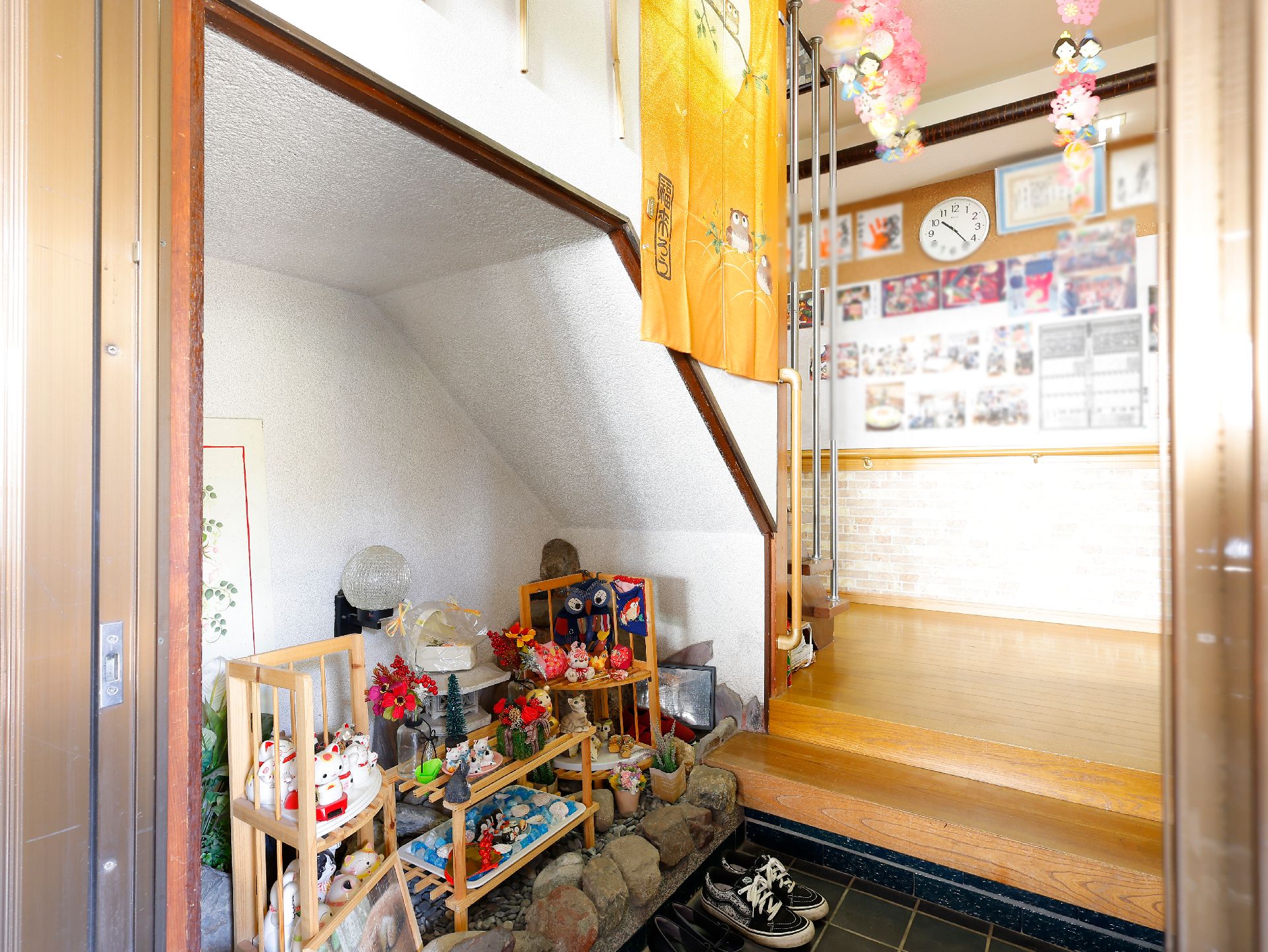館内まで段差が極力なく、車椅子を使用している方も通行しやすいエントランス