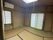 エアコンが設置された畳の部屋には家具や家電は置かれていない。窓には障子が付いている。