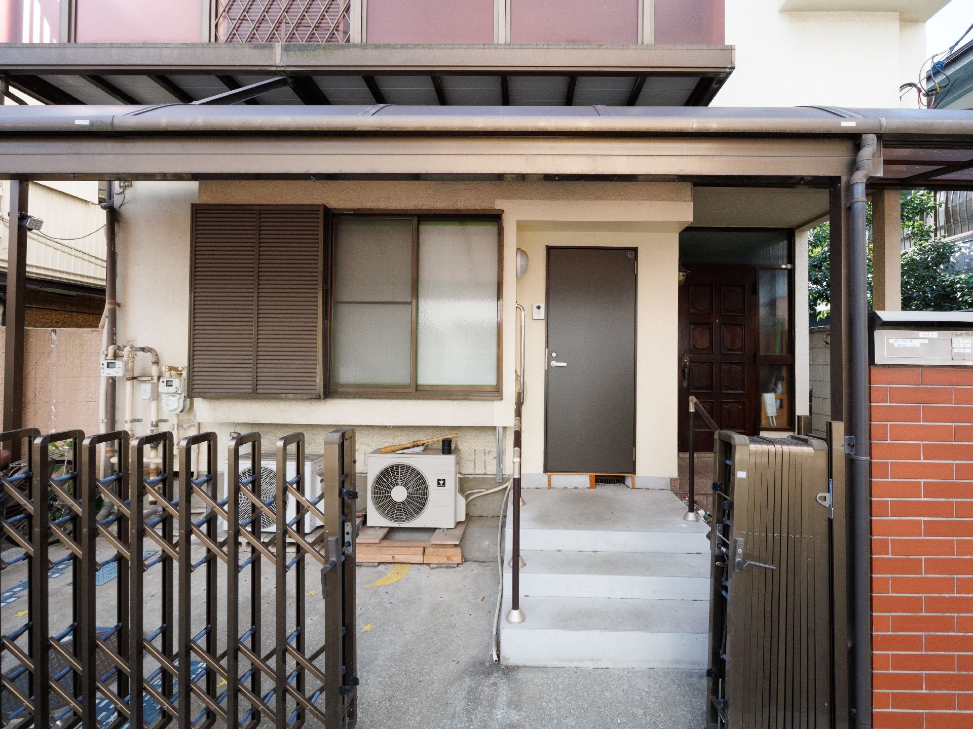 シンプルな畳の部屋には家具や家電は置かれていない。二つの窓には障子が設置されている。