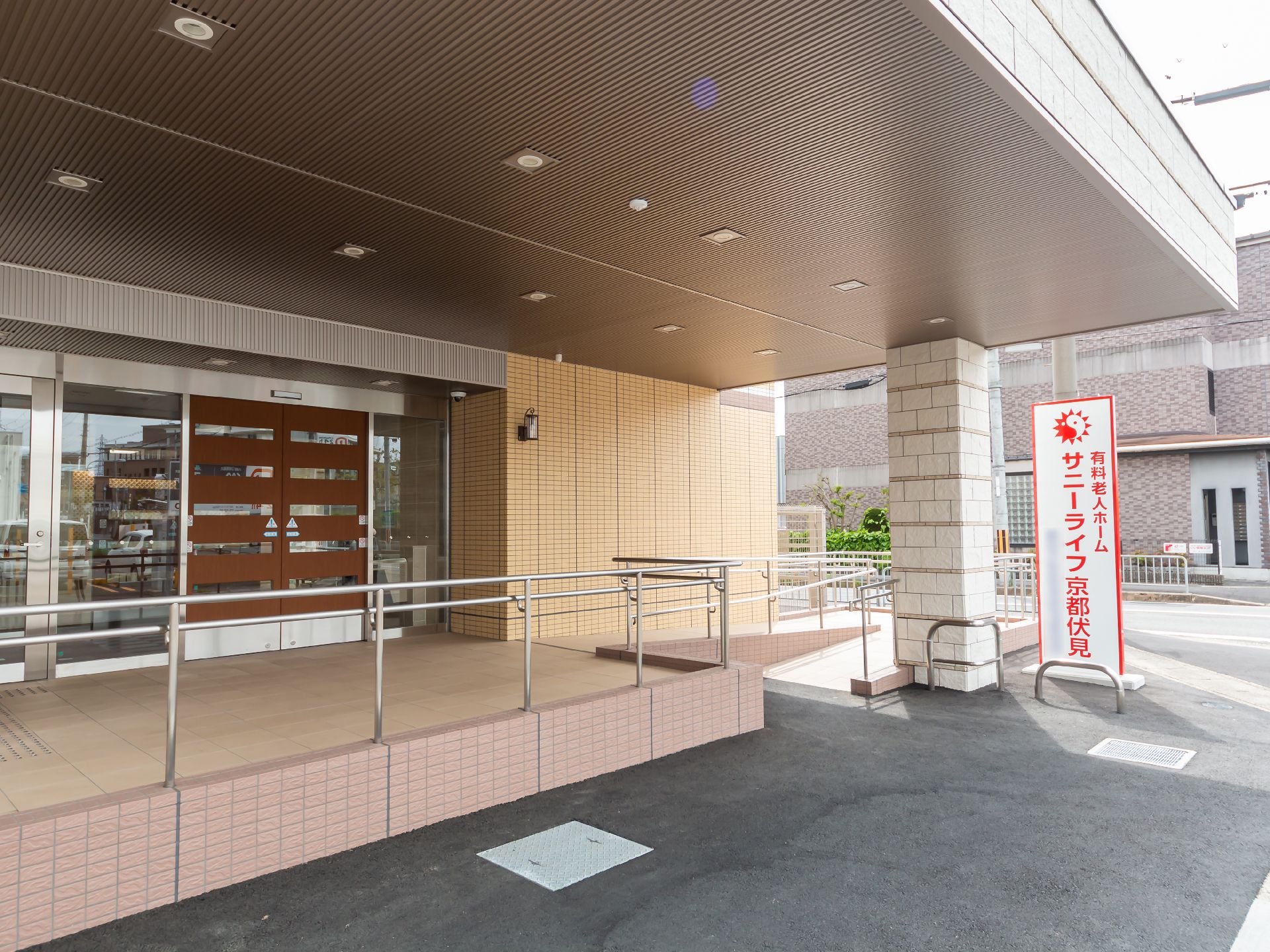 手すりが設置された玄関
