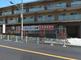 都市の中の明るい介護施設外観
