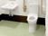 広いトイレにはふたのない便座が付いた洋式のトイレがあり、両サイドに手すりが付き、手洗い場もある。