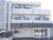 各フロアにベランダがついた3階建ての建物は横に長く、白を基調としている。玄関先には自動ドアが設置されている。