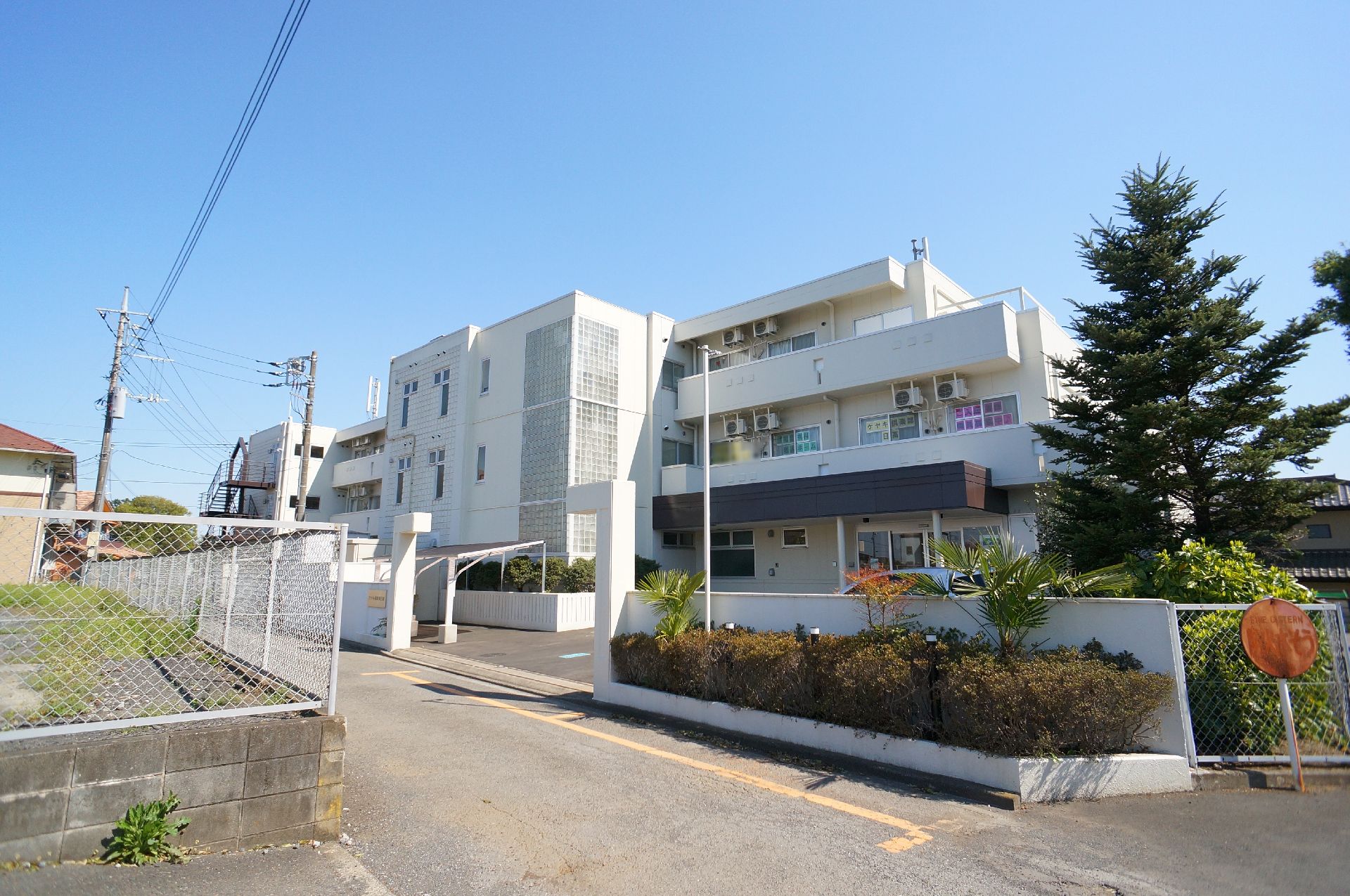 全室個室の３階建ての施設