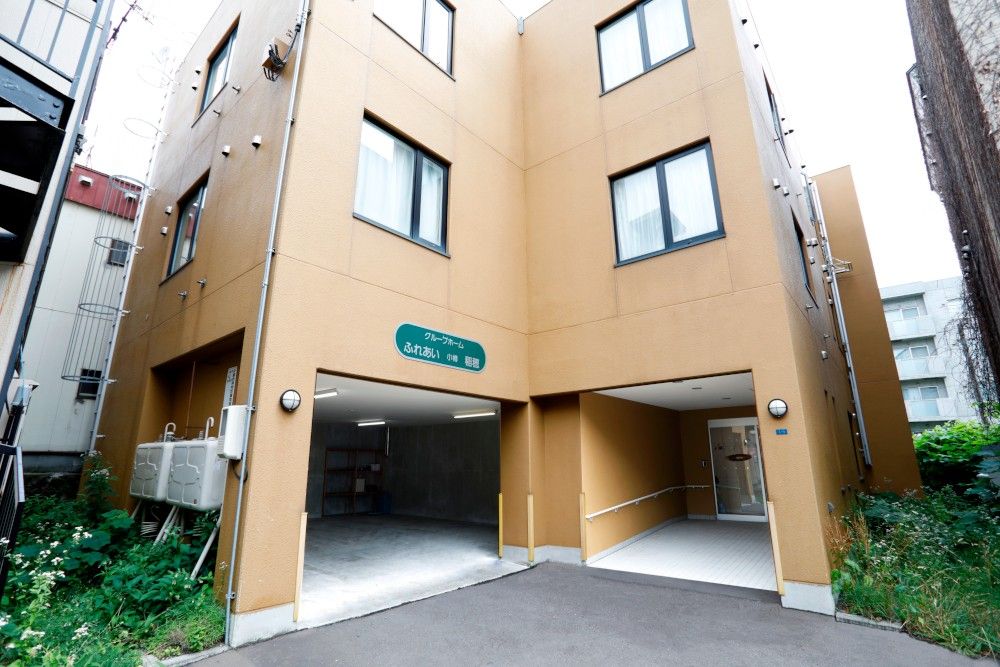 明るい入り口の建物