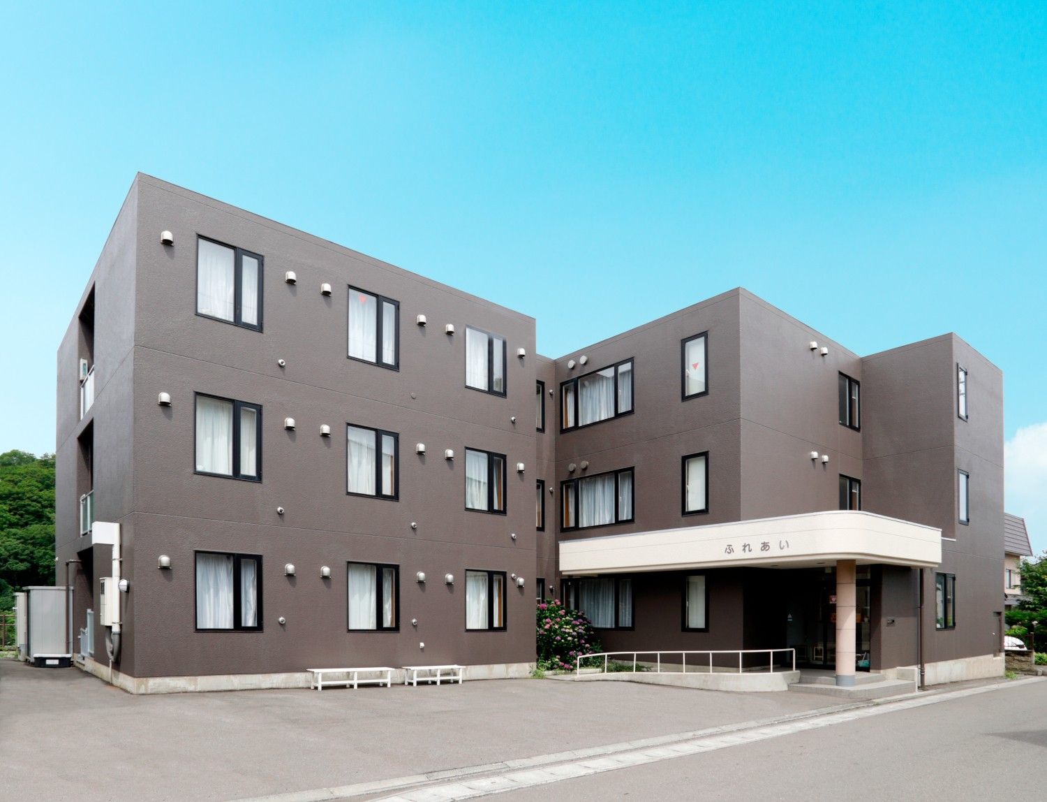 落ち着いた色合いの建物