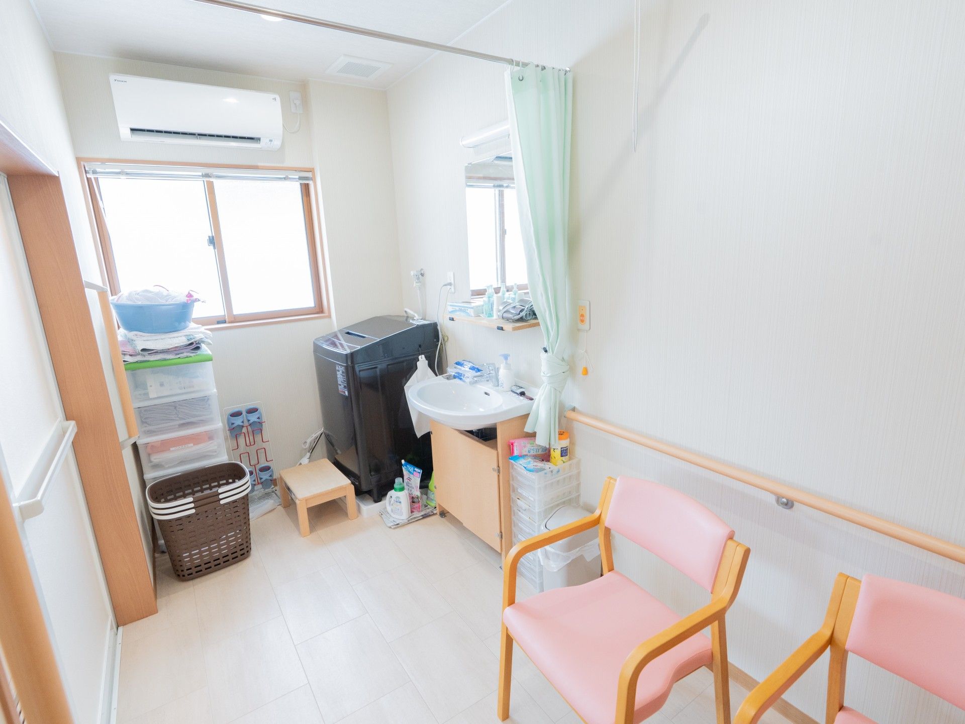 洗面台と椅子のある部屋