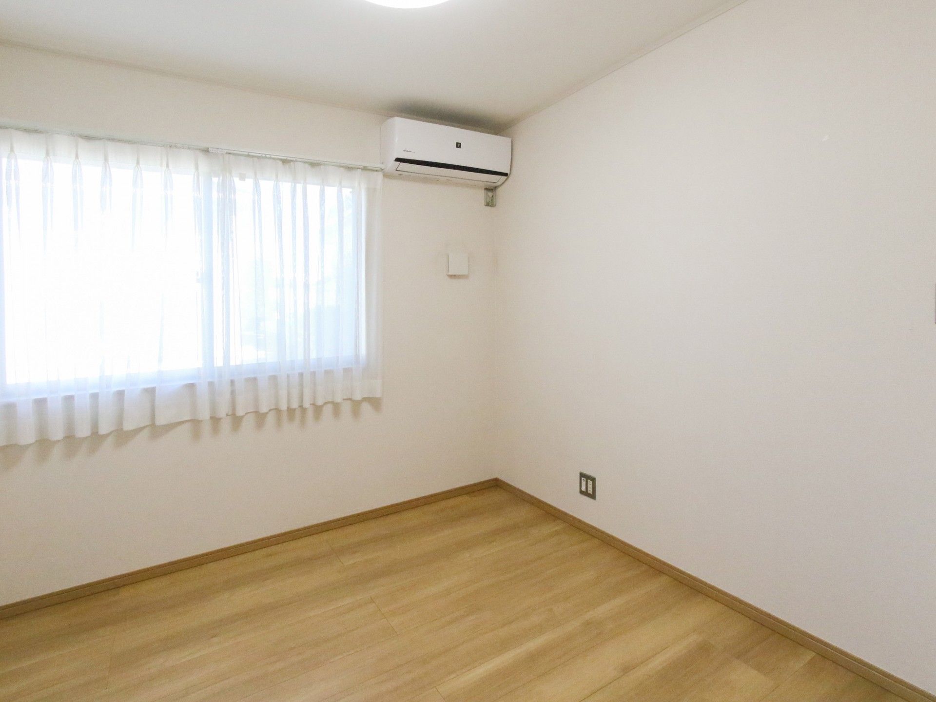 お盆の上に載っている、ごはんと汁物、お刺身、おかず2品