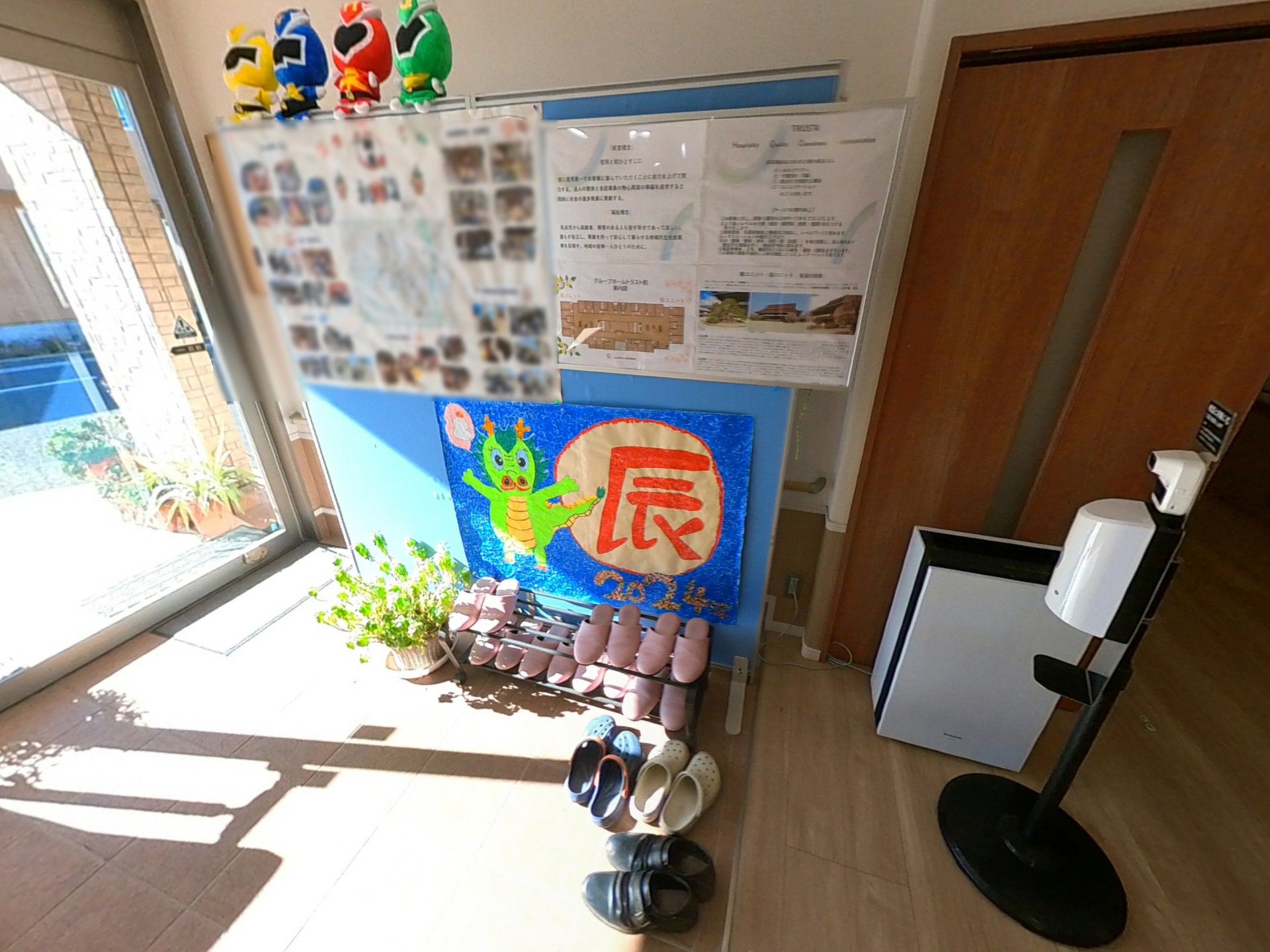 エントランスの明るい景色