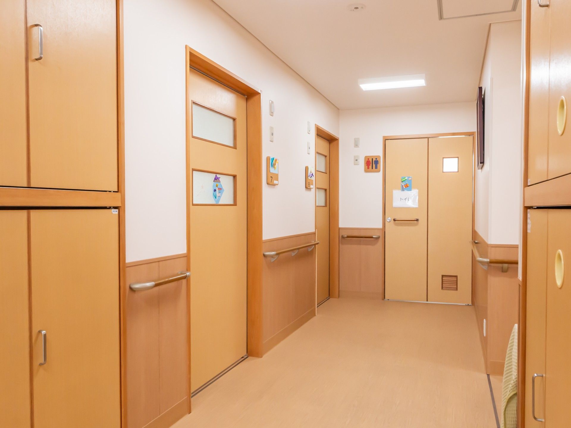 温かみのある廊下の風景