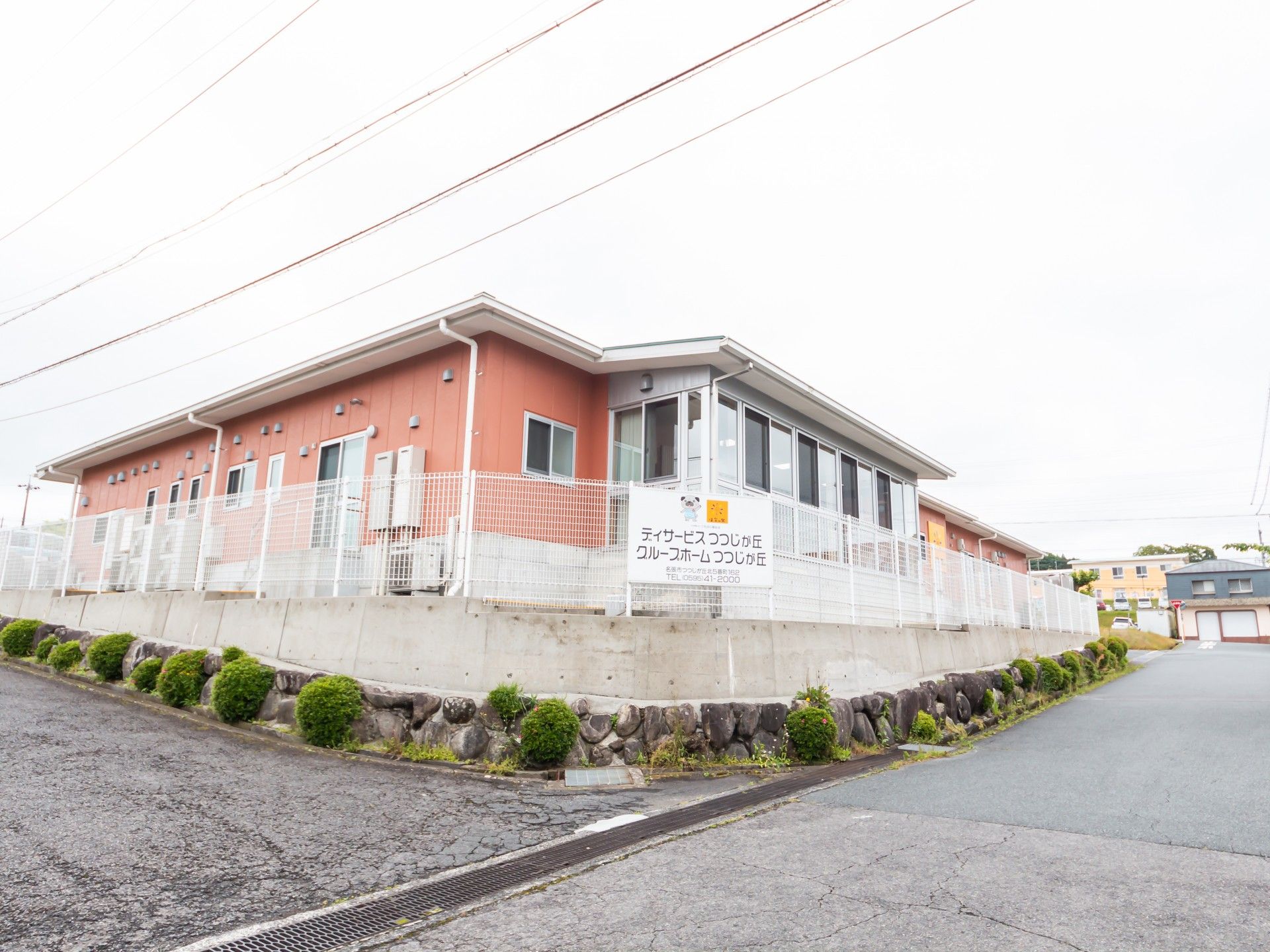 ゆったりとした外観の建物