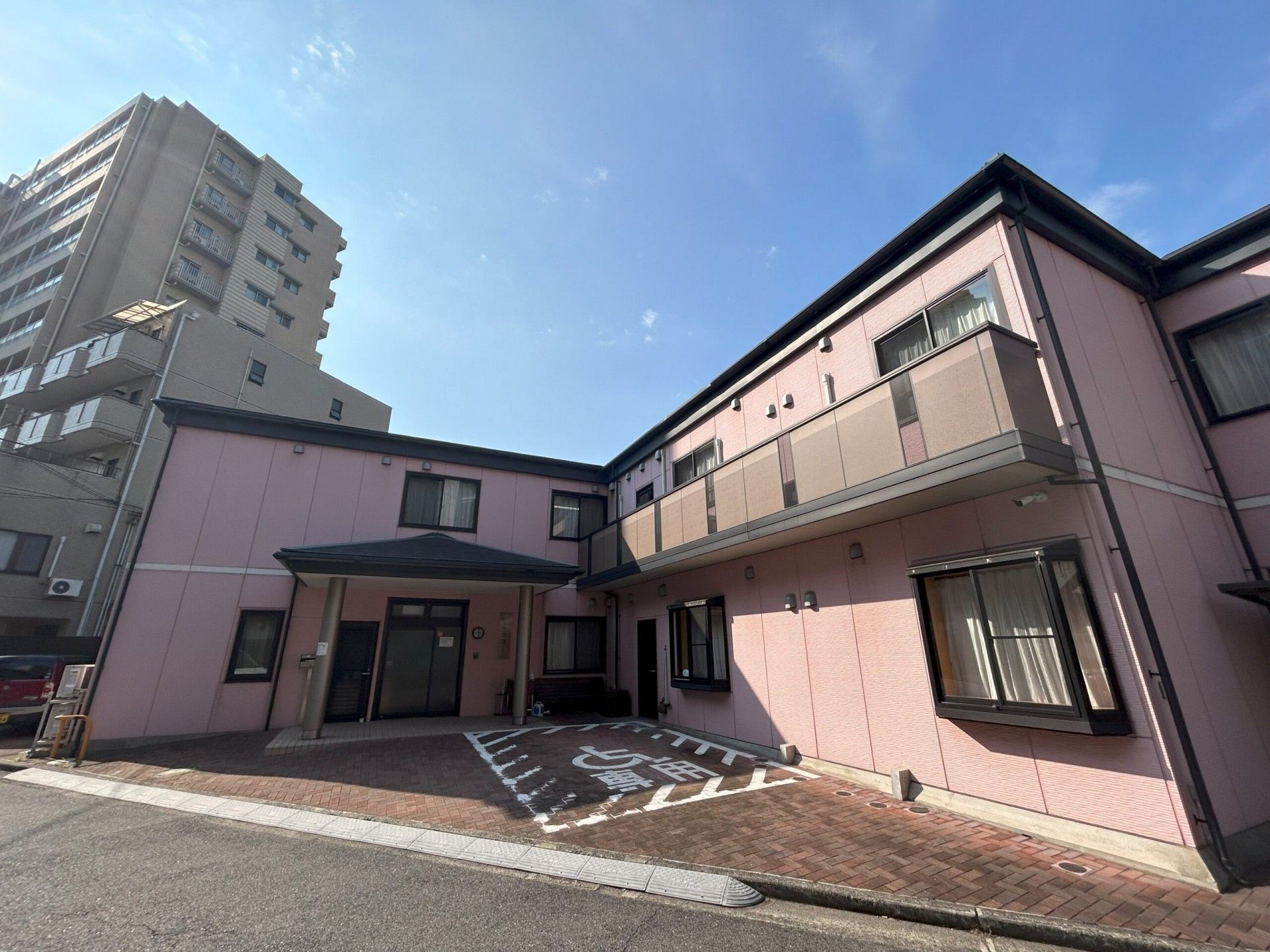 ピンクの建物の外観