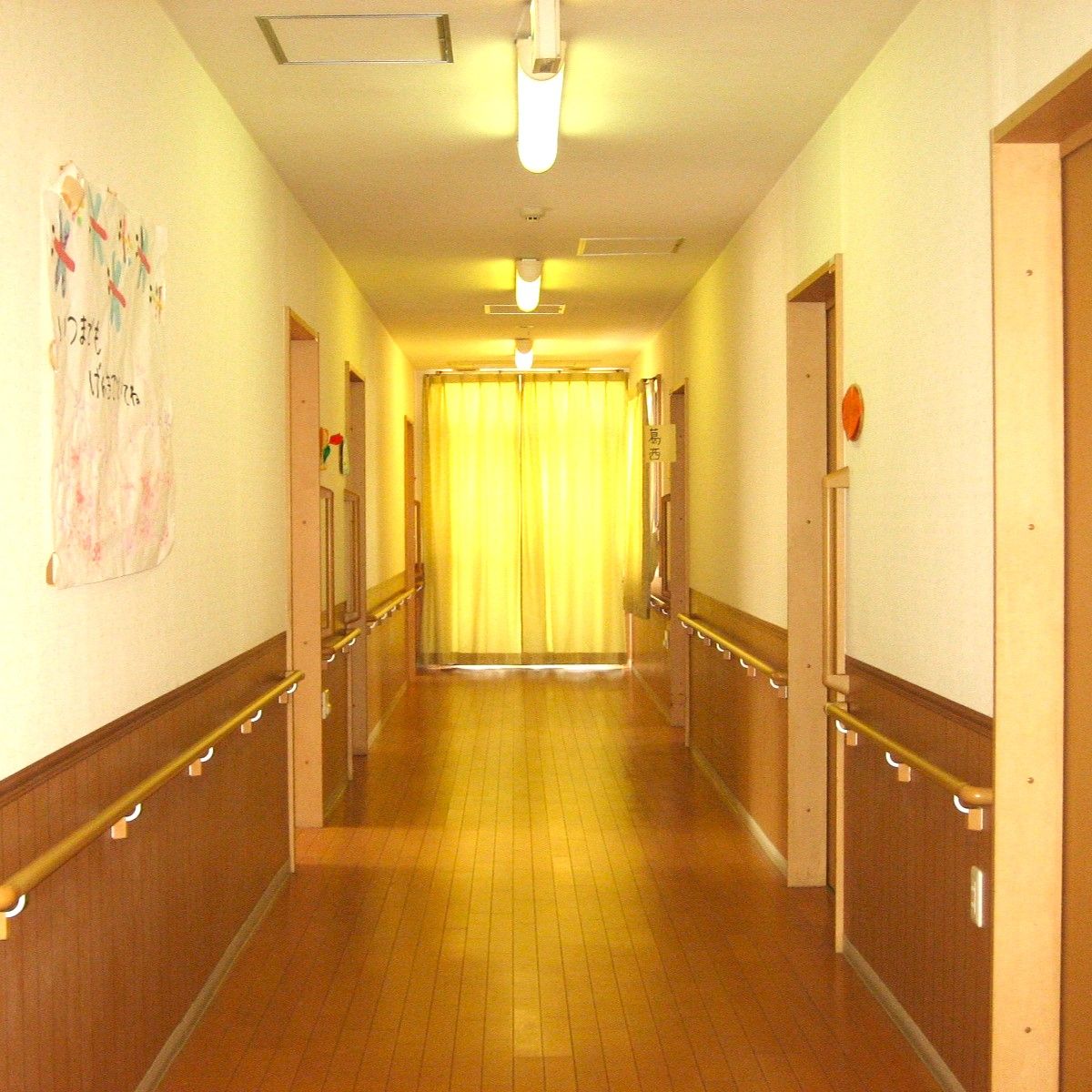 廊下の明るい風景