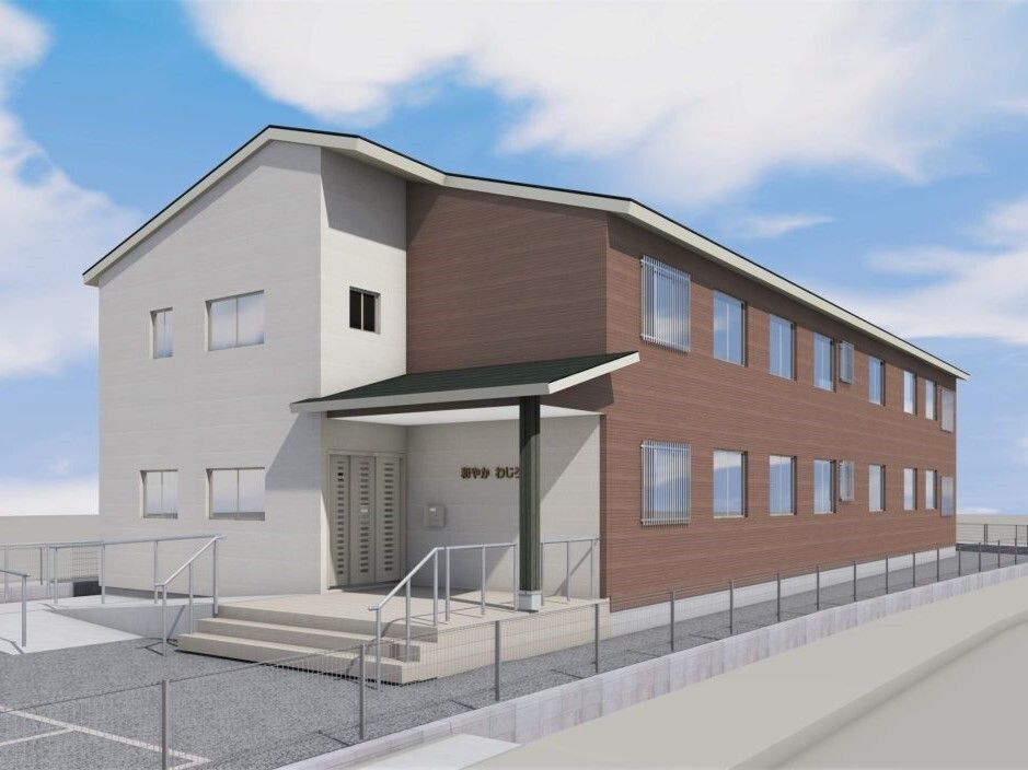 ブラウンの外壁で一部ベージュの２階建ての建物は日当たり良好で、玄関先には手すり付きのスロープと階段があり、屋根も付いている。