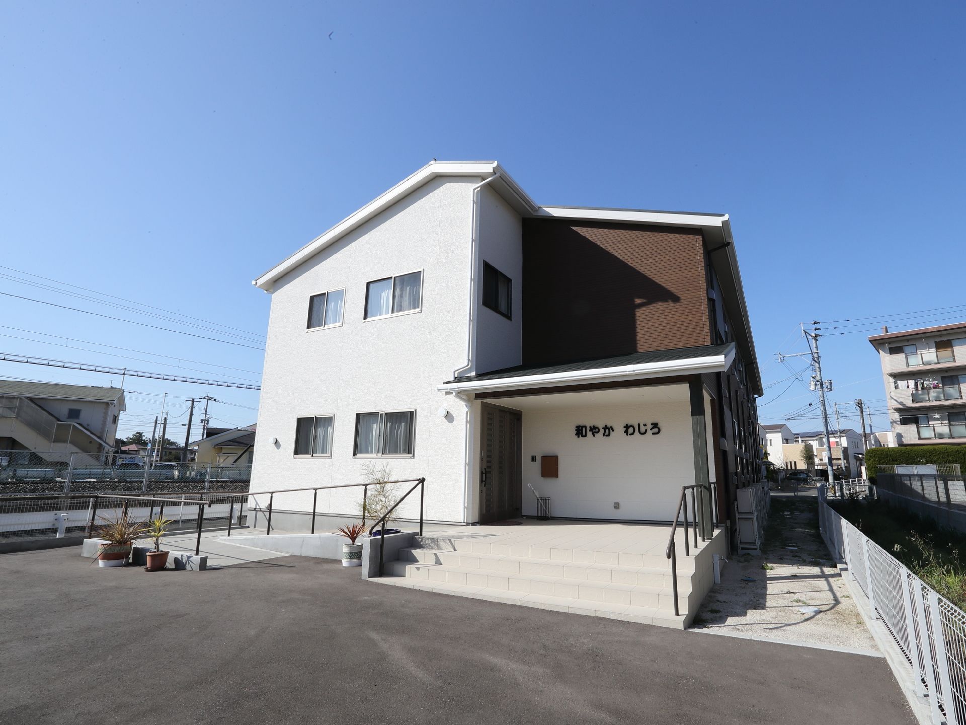 駐車場を完備した施設外観