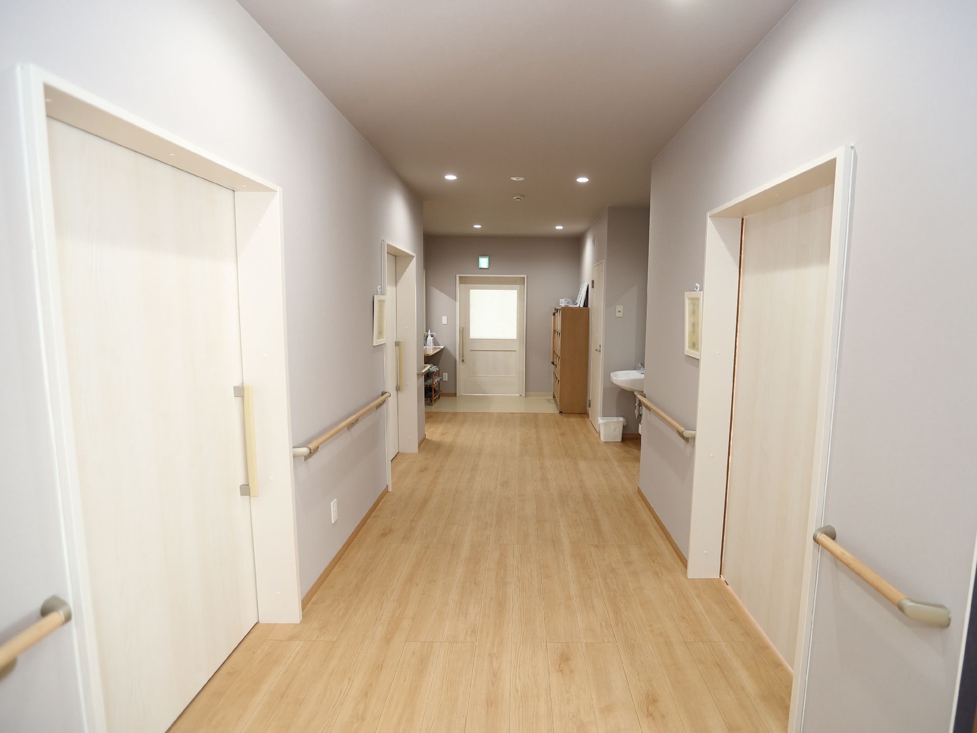 手すりが完備された廊下