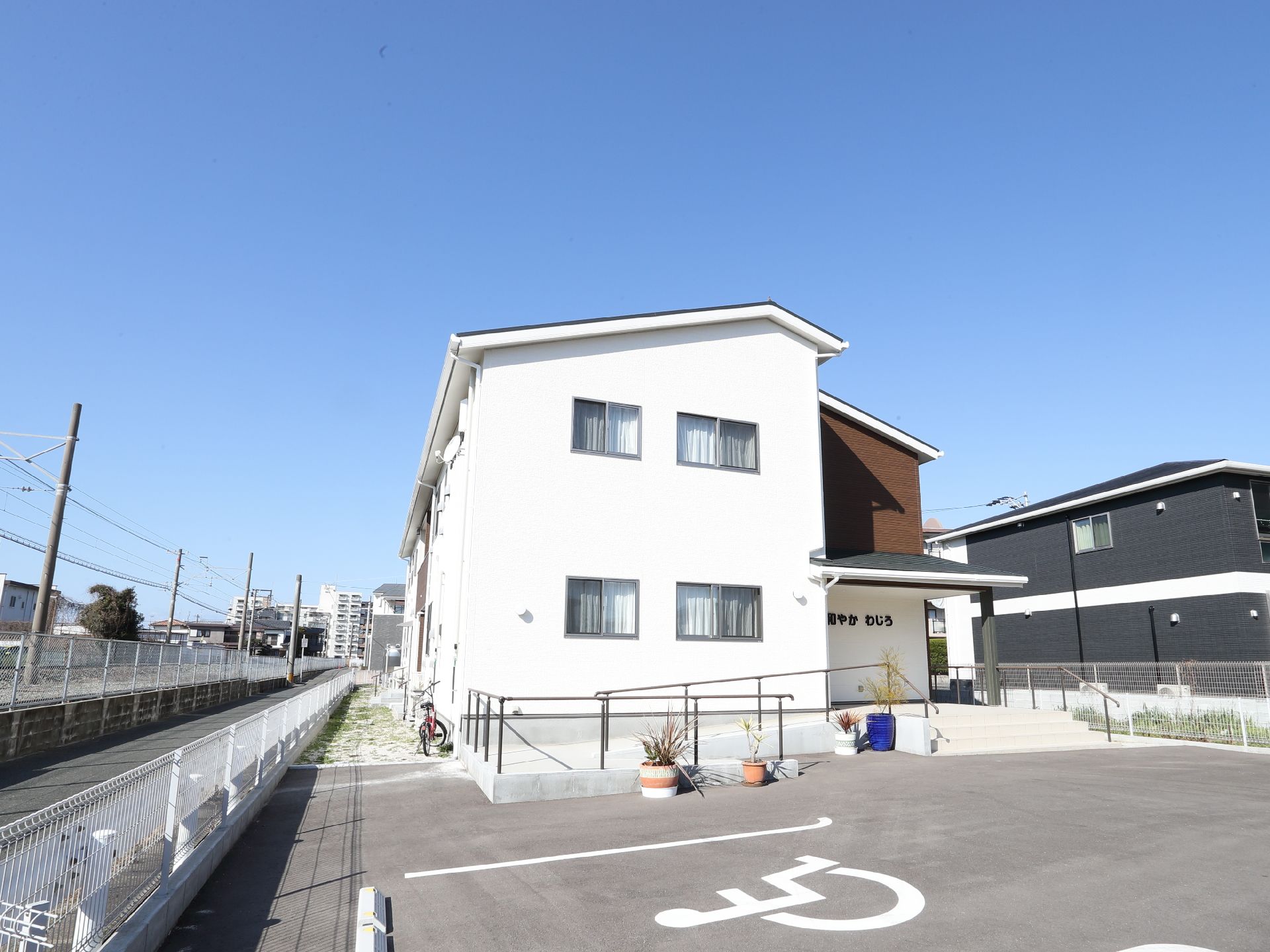駐車場を完備した施設外観