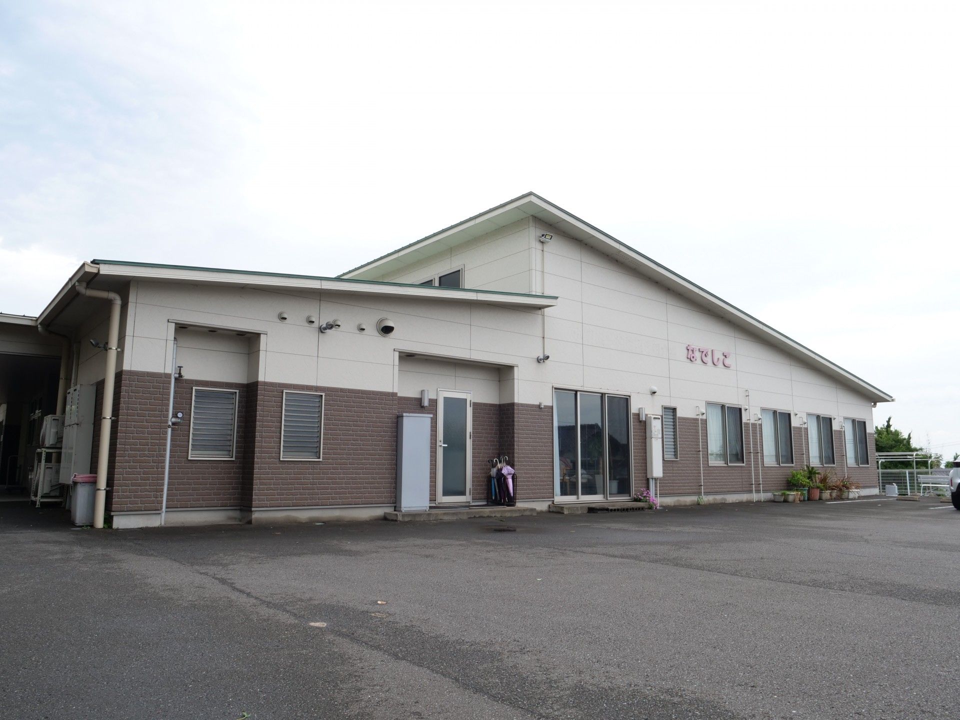 広々とした建物の外観