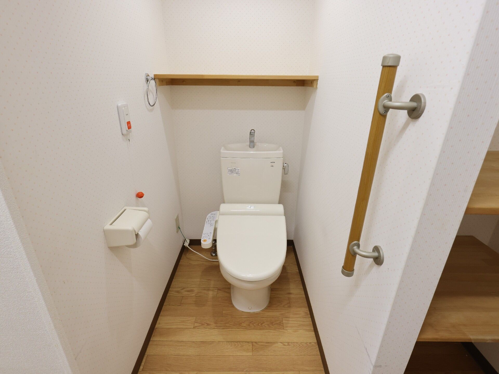 高齢者が使うことを配慮して手すりが設置されているトイレ
