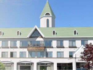 緑の屋根の建物外観