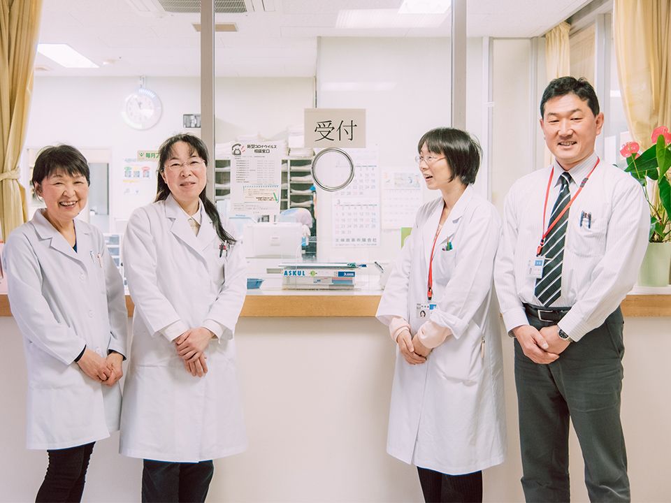 スタッフが笑顔の受付