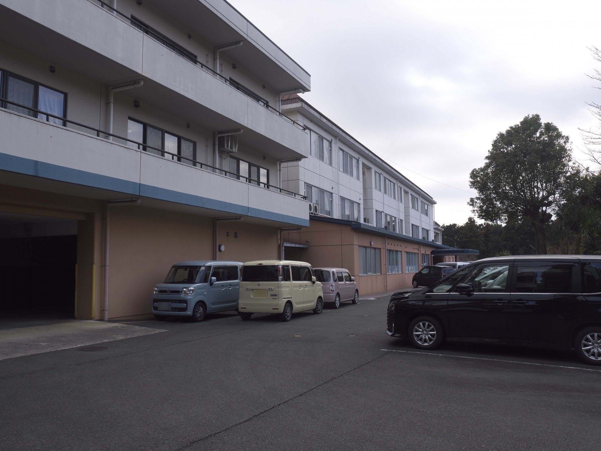 駐車場のある建物外観