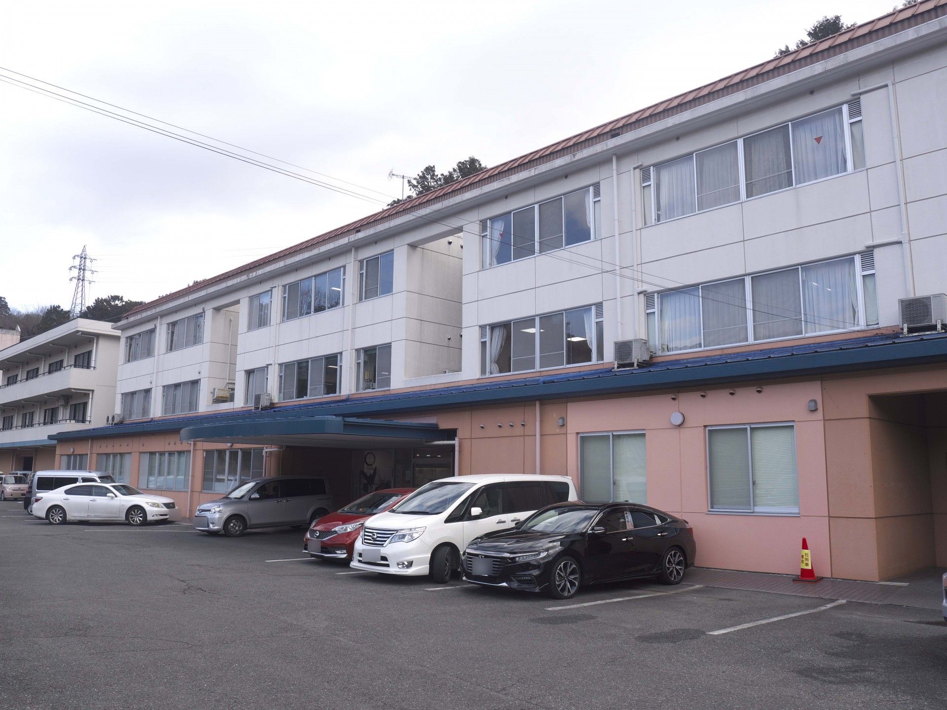 駐車場のある建物外観