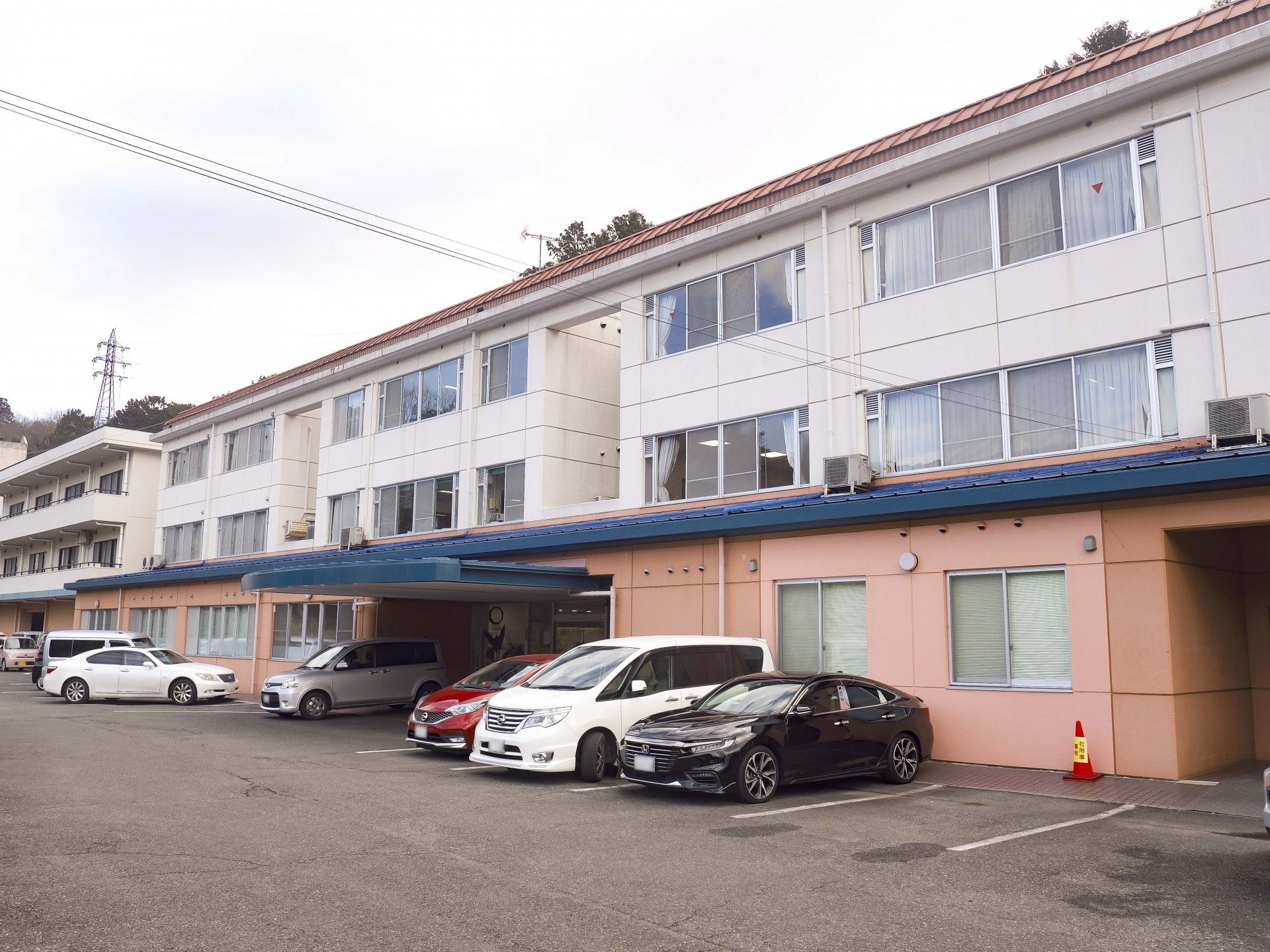 駐車場のある建物外観