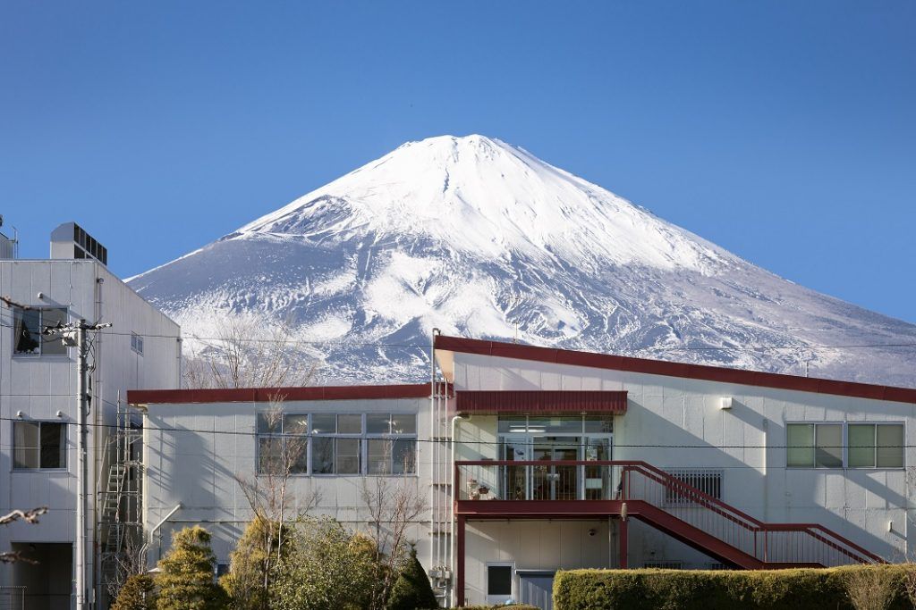 雪山を背にした建物