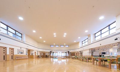 広々とした明るい共有スペース