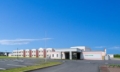広々とした施設の外観